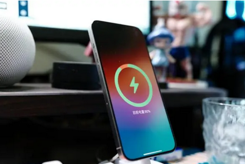 绿春苹果15换屏服务分享用什么充电器给iPhone15充电更好 